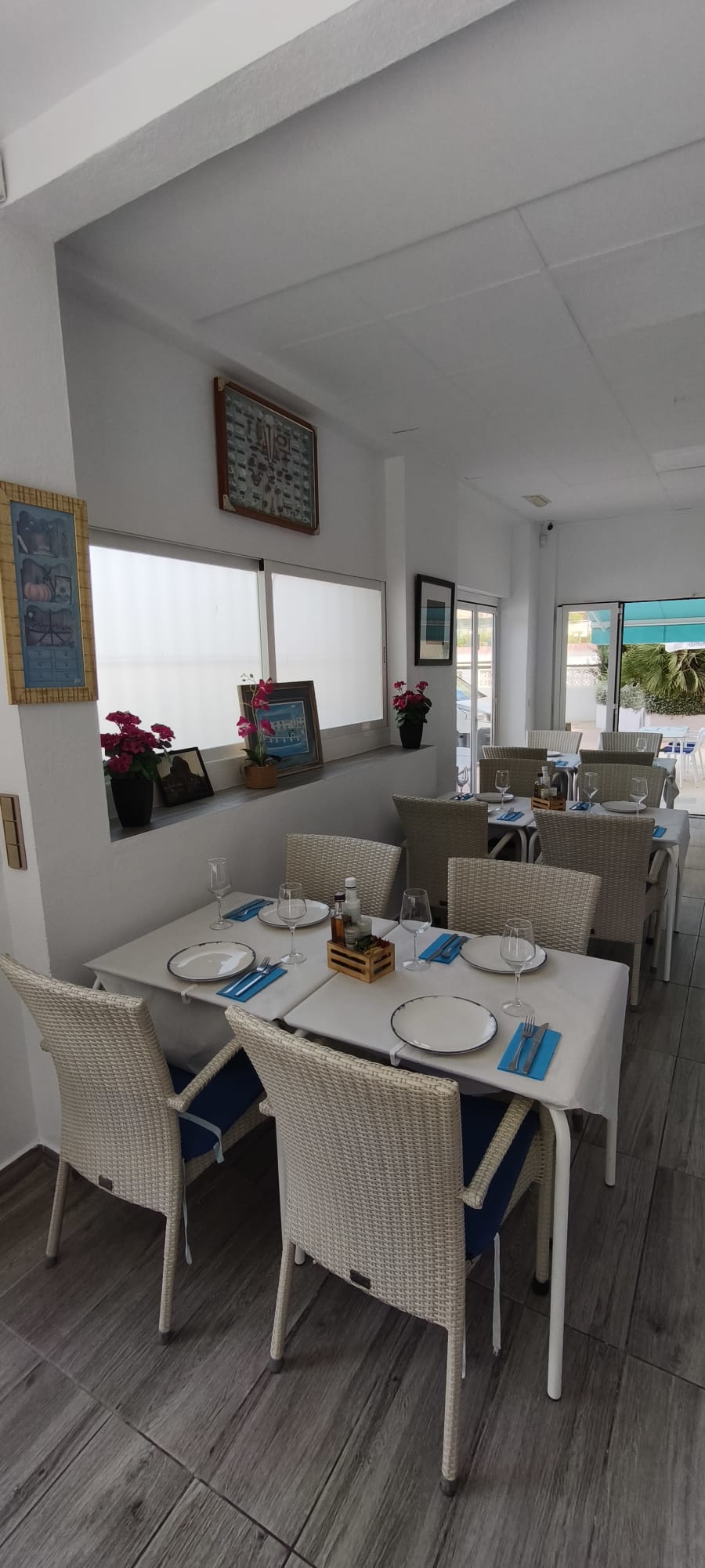 Binnenruimte van La Mar met tafels